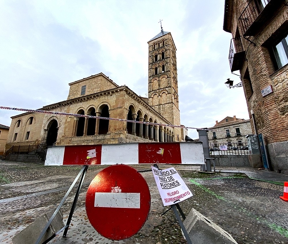 La iglesia de San Esteban, acordonada por riesgo de caída de la cruz de hierro que corona su torre y que, según se estima, puede pesar unos 400 kilos.