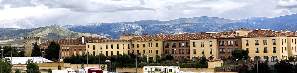 Imagen de la parte de atrás del Hotel Cándido. A la izquierda se puede ver una carpa blanca que suele usarse para bodas y que será sustituida por la nueva edificación que acogerá el salón de eventos.