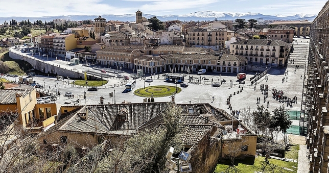 La reforma de la plaza de la Artillería está pendiente de un estudio técnico que determine hasta dónde puede llevarse la zona peatonal con una reordenación del tráfico. Se renovará el pavimento de la parte de terrazas.