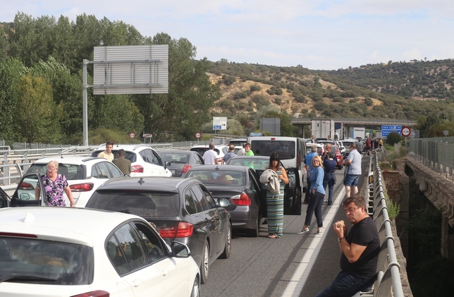 Atasco en la A-62 por el accidente.