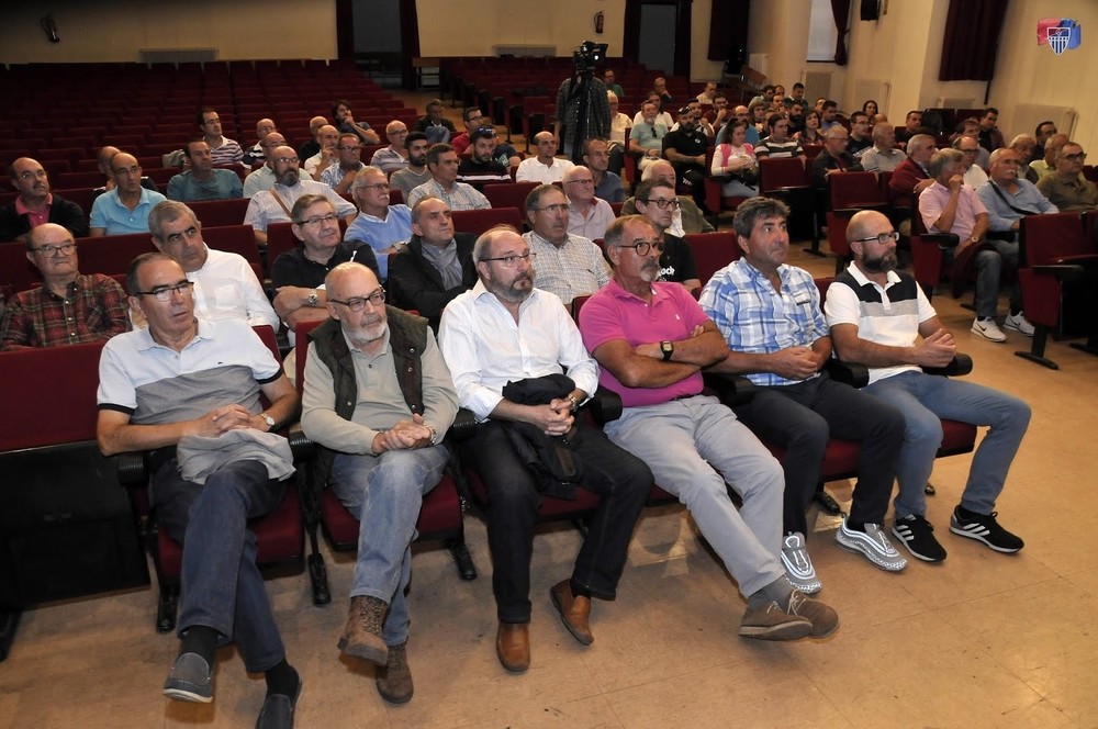 Socios asistentes a la asamblea.