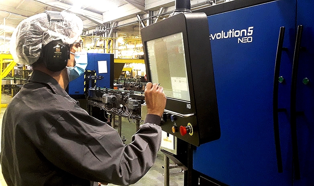 Un trabajador de Verescence maneja una máquina.