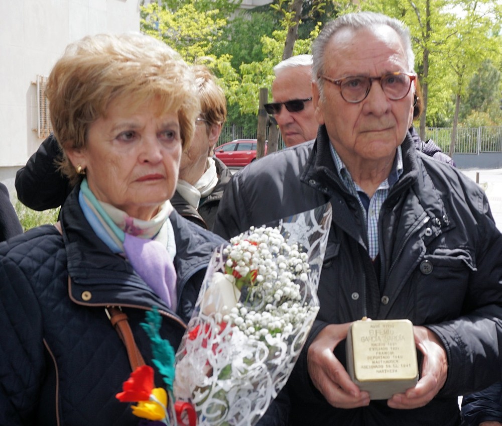  Eufemio García, hijo, junto a su esposa en un acto de homenaje a su padre donde colocaron una placa en en la casa de Madrid donde el nació y vivió su padre antes de que les mandaran a los campos y en los que él estuvo con seis años a las puertas