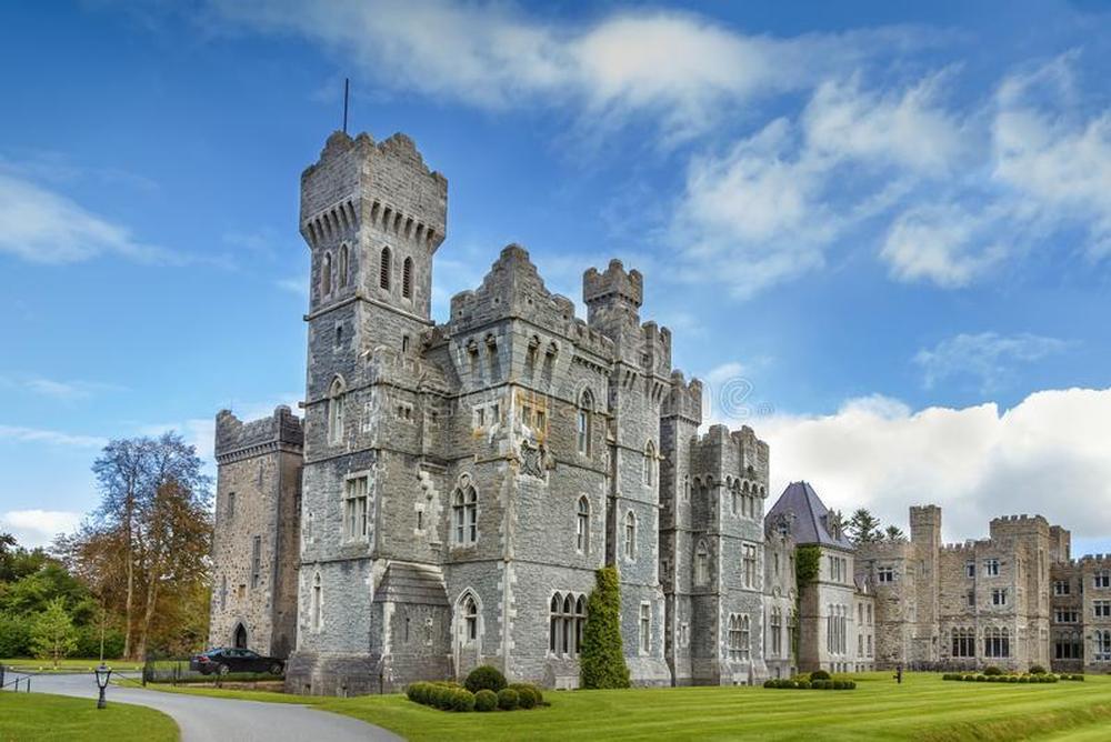 CASTILLO DE ASHFORD EN IRLANDA  / DREAMSTIME