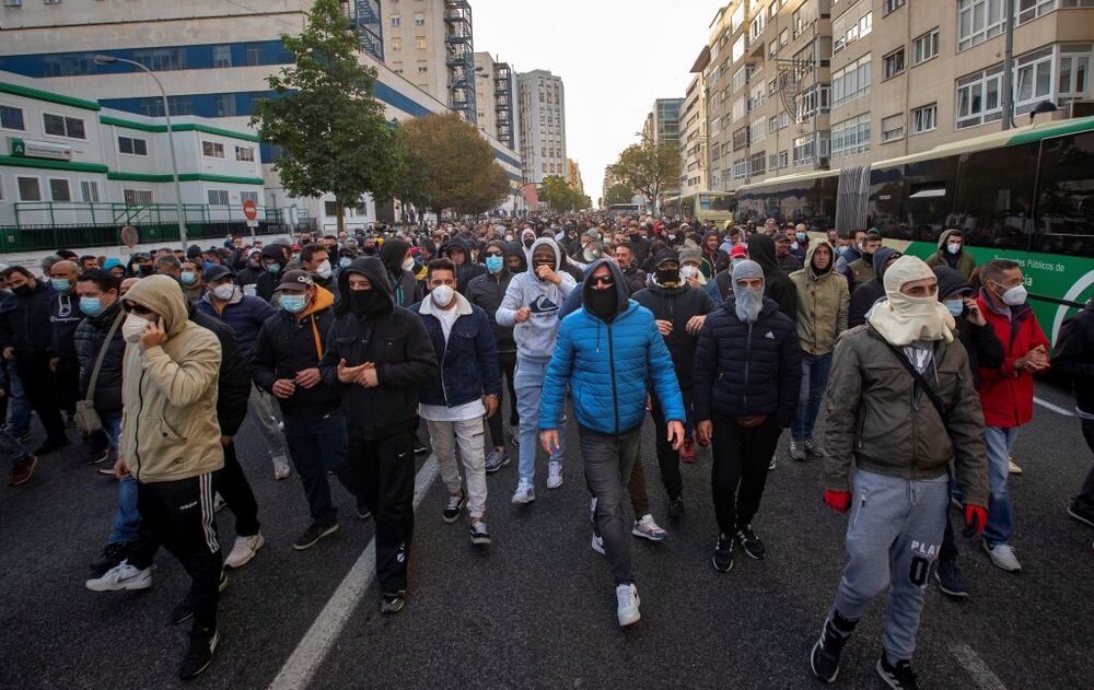 Enfrentamientos entre policÁ­a y trabajadores en protesta del metal en Cádiz  / ROMÁN RÁ­OS