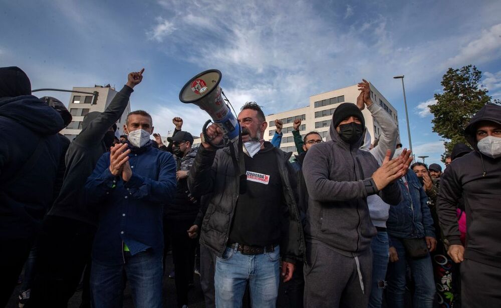 Enfrentamientos entre policÁ­a y trabajadores en protesta del metal en Cádiz  / ROMÁN RÁ­OS