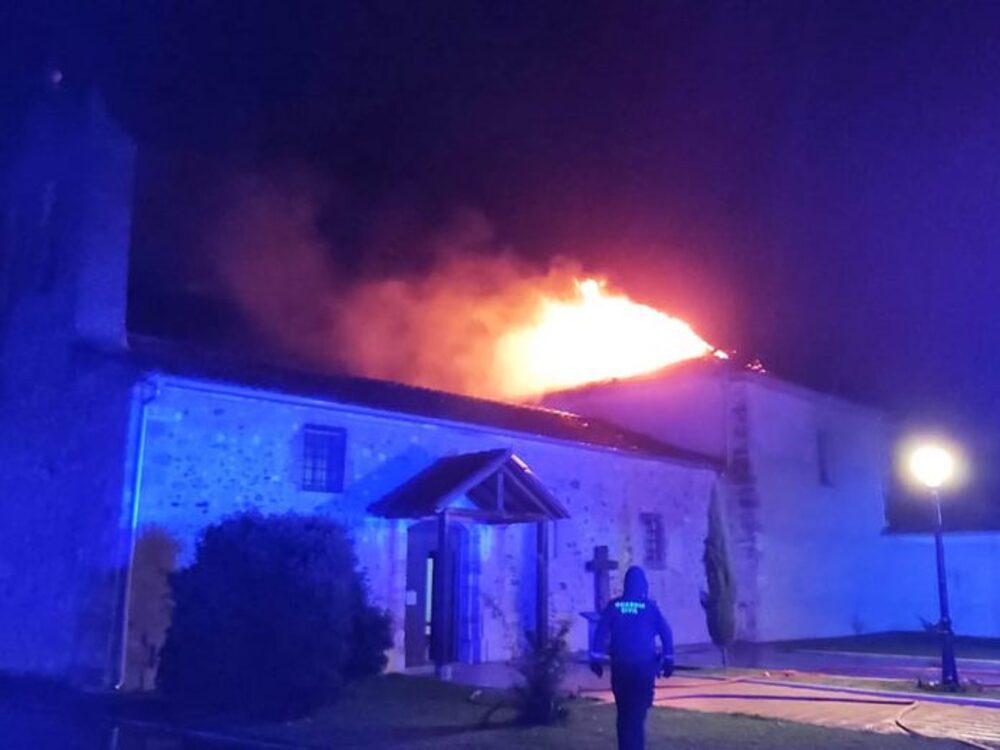 Imagen del incendio provocada por un rayo, esta madrugada, en la iglesia de Otones.