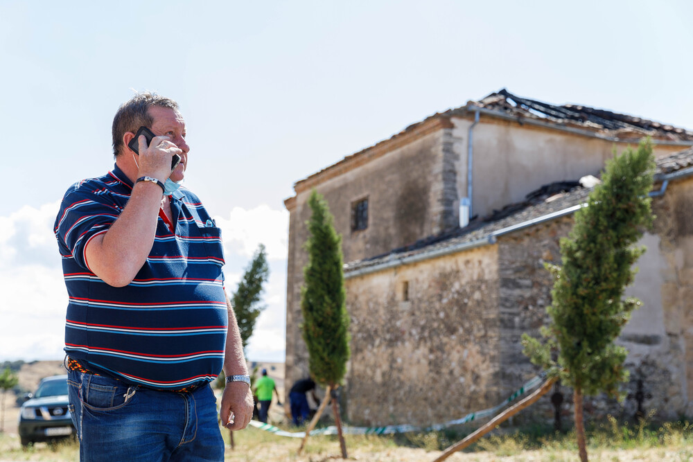 El alcalde de Torreiglesias, Mario Pastor, acude a la zona donde se realizan trabajos desescombro, tras la tormenta de anoche en Otones de Benjumea  / @NACHO VALVERDE