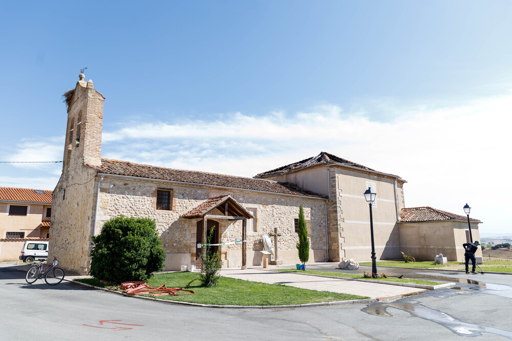 La iglesia de Otones de Benjumea tras el incendio provocado por la caída de un rayo  / @NACHO VALVERDE