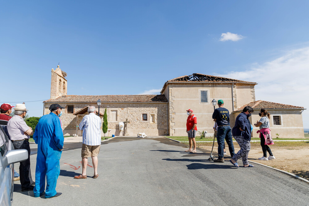 La iglesia de Otones de Benjumea tras el incendio provocado por la caída de un rayo  / @NACHO VALVERDE