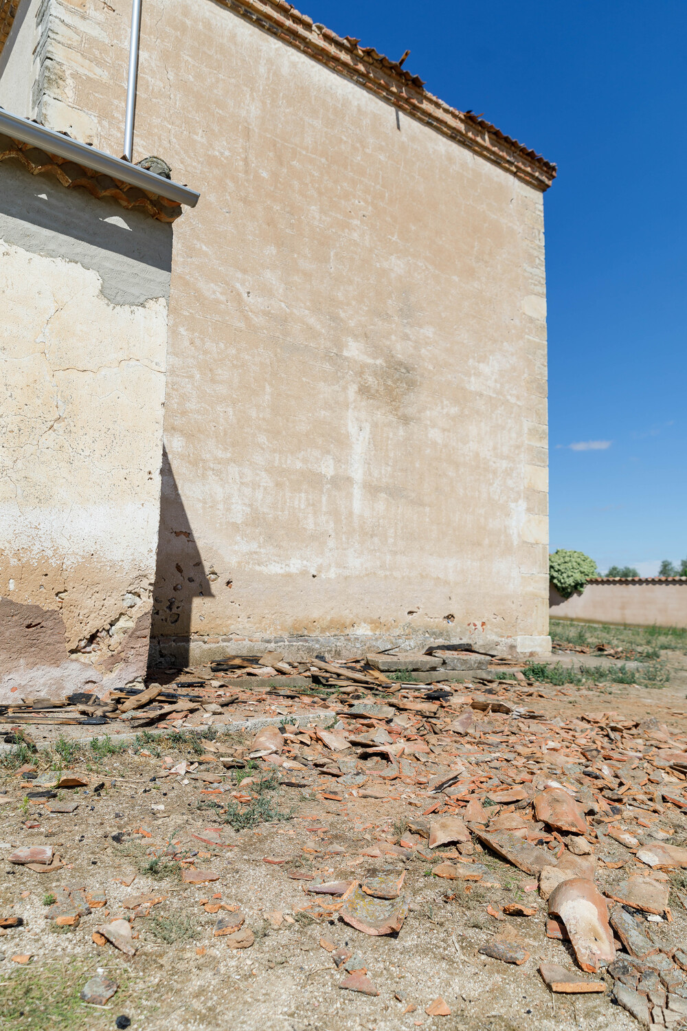 La iglesia de Otones de Benjumea tras el incendio provocado por la caída de un rayo  / @NACHO VALVERDE