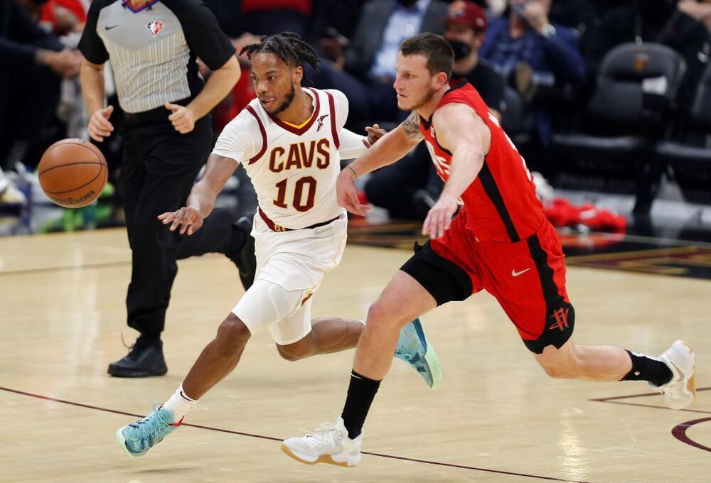 Darius Garland (i) ataca el balón ante la presión de Garrison Mathews.