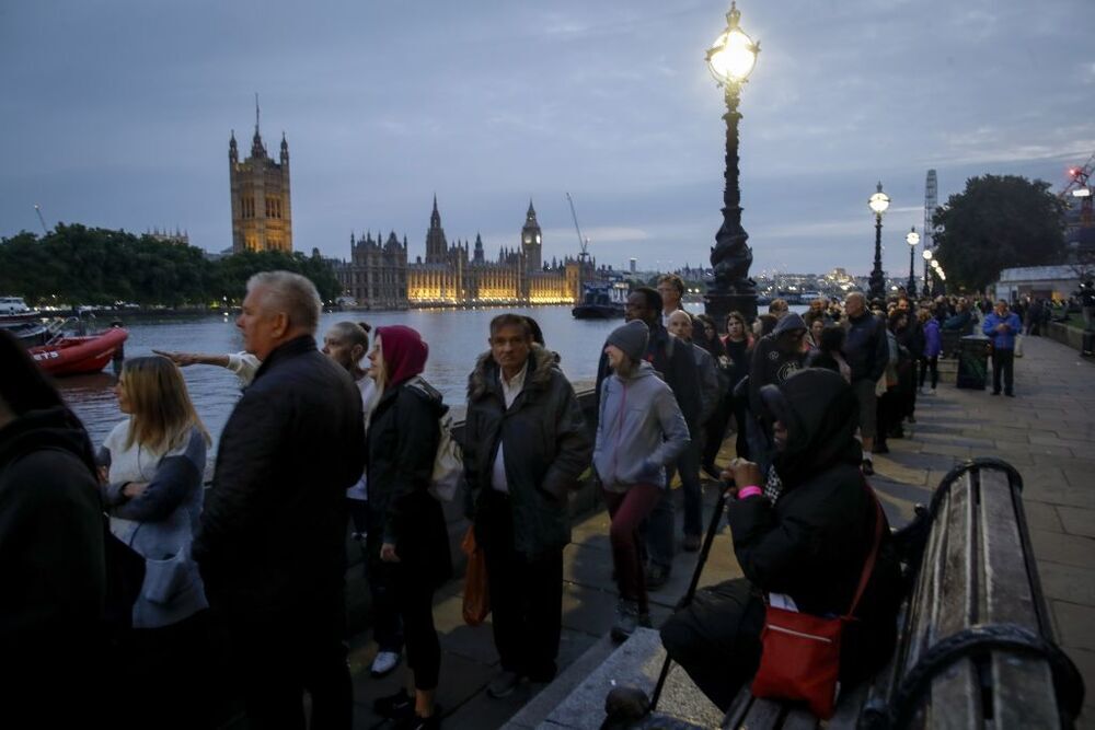 Miles de personas dan su último adiós a Isabel II en Westminster