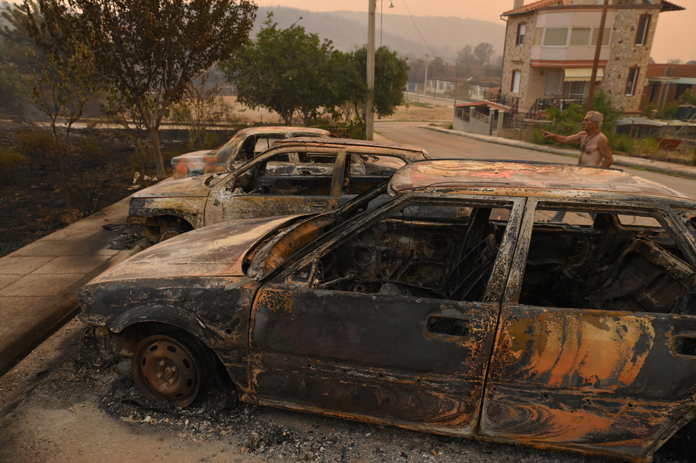 El fuego quema árboles durante un incendio forestal en la aldea de Palagia, al norte de Grecia.  / EFE