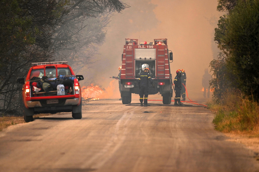 El fuego quema árboles durante un incendio forestal en la aldea de Palagia, al norte de Grecia.  / EFE