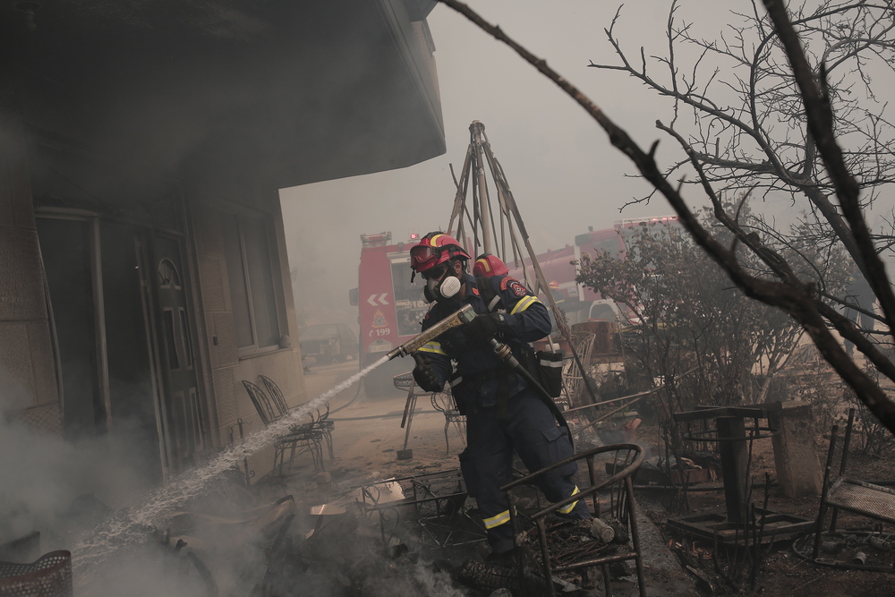 El fuego quema árboles durante un incendio forestal en la aldea de Palagia, al norte de Grecia.  / EFE