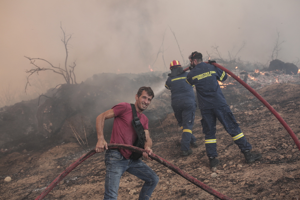 El fuego quema árboles durante un incendio forestal en la aldea de Palagia, al norte de Grecia.  / EFE