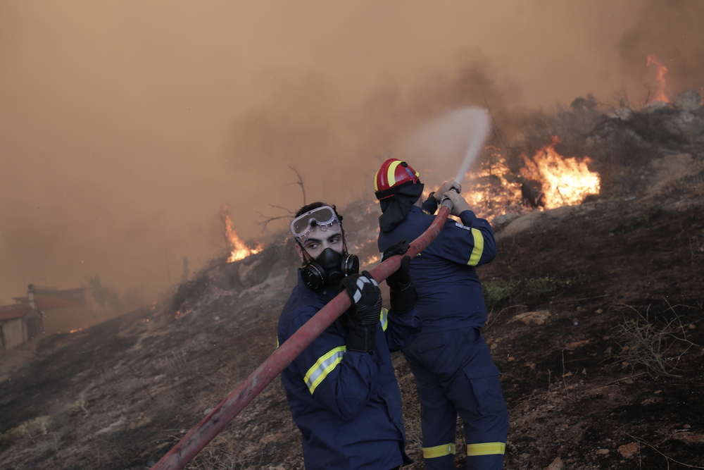 El fuego quema árboles durante un incendio forestal en la aldea de Palagia, al norte de Grecia.  / EFE