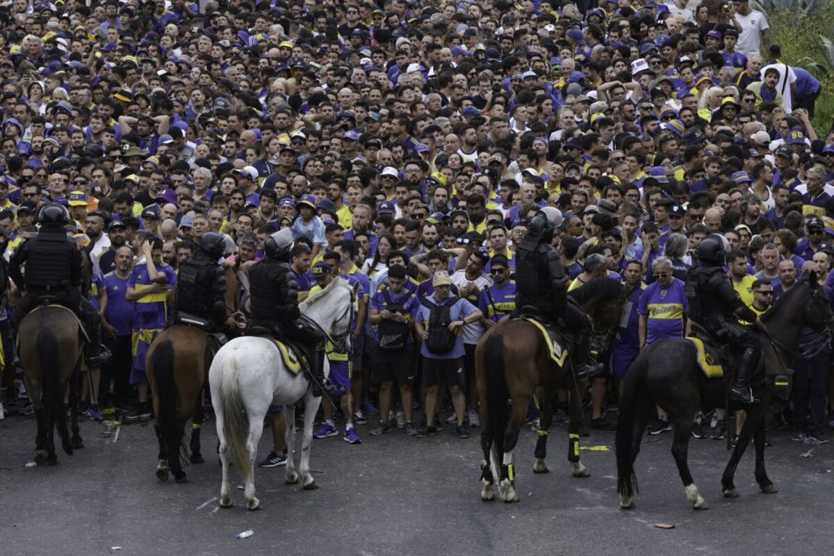 Los hinchas de Boca sin entradas y sin pantalla generan altercados antes de la final  / LUCIANO BELFORD