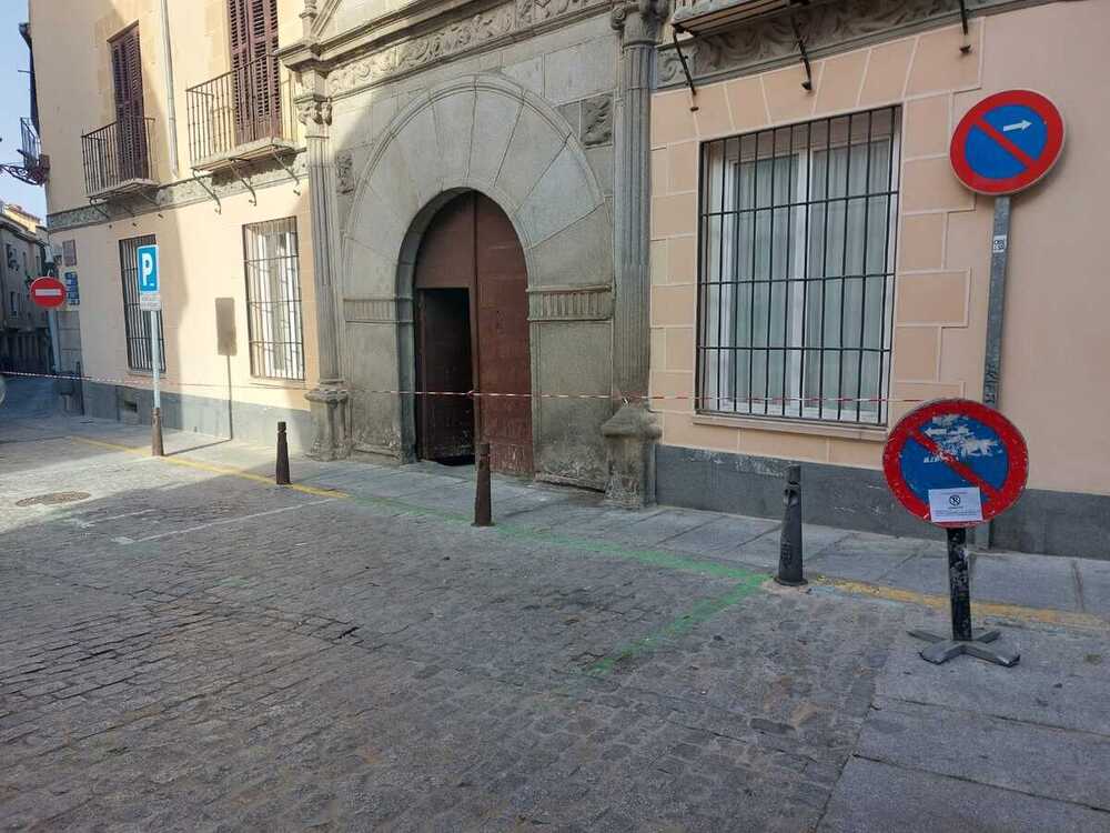 Plazas de aparcamiento reservadas a la productora en la calle Valdeláguila.