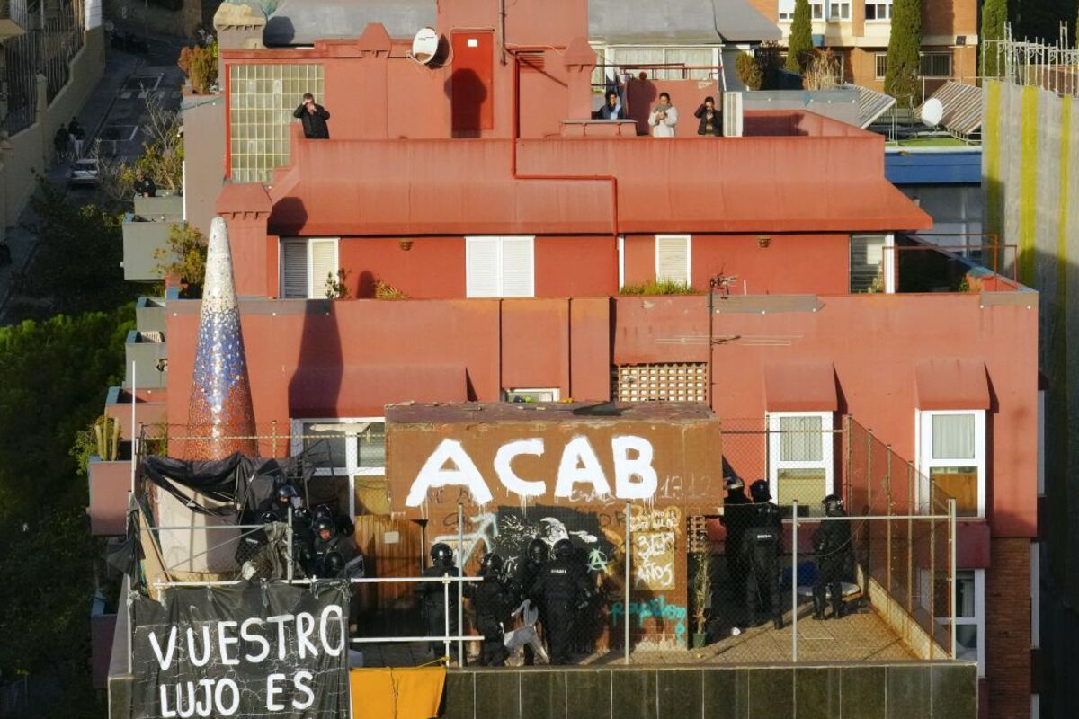 Mossos acceden al interior de El Kubo y al patio de la Ruïna ante la resistencia de ocupas  / ENRIC FONTCUBERTA