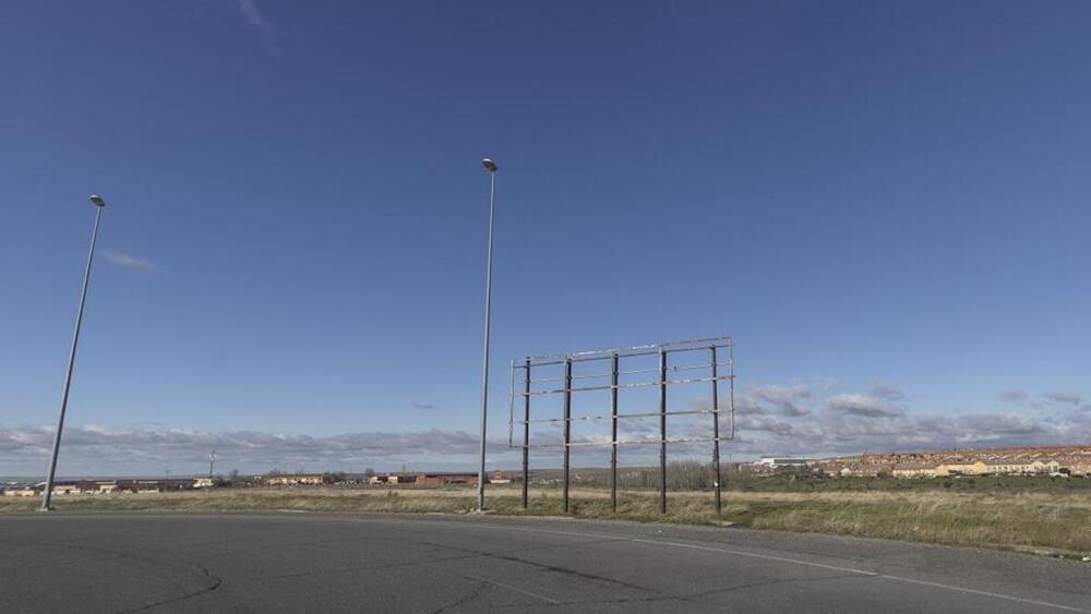 Valla de la carretera de acceso a la estación de alta velocidad ferroviaria Segovia - Guiomar. 