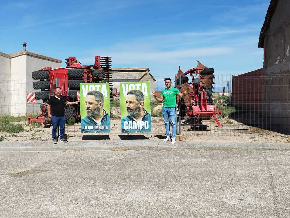 El candidato de Vox al Congreso, Rodrigo Jiménez, cuelga carteles en Santovenia.