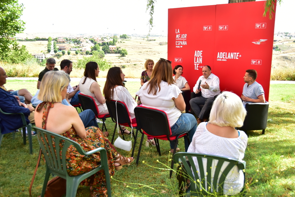 Los candidatos del PSOE, con la portavoz socialista en el Senado, Eva Granados, y el secretario provincial de CCOO, Álex Blázquez, además de compañeros de partido, en un encuentro sobre empleo celebrado el miércoles.