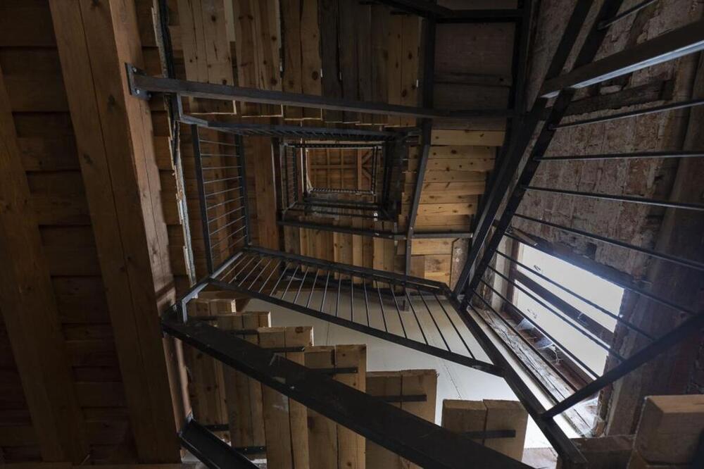 Escalera para acceder a las tres plantas superiores del molino.  