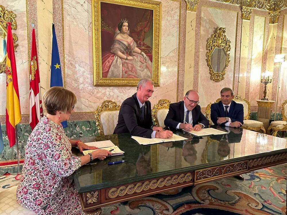 El alcalde de Segovia y el director general de Infraestructuras y Sostenibilidad Ambiental de la Junta de Castilla y León durante la firma del convenio.