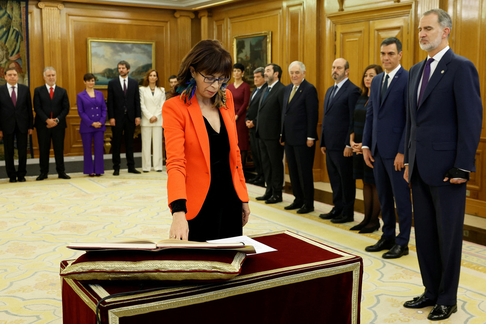 La ministra de Igualdad, Ana Redondo, promete su cargo, este martes.