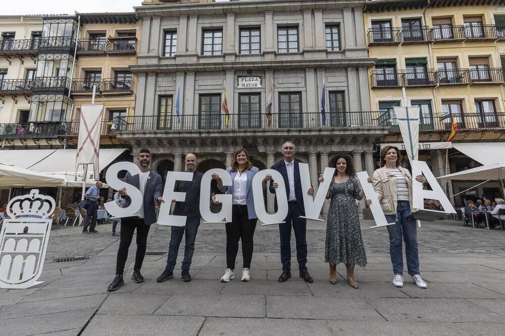 De izquierda a derecha: Guillermo San Juan (Segovia enMarcha,Podemos-Alianza Verde), Ángel Galindo (IU), Clara Martín (PSOE), José Mazarías (PP), Noemí Otero (Cs) y Esther Núñez (Vox).