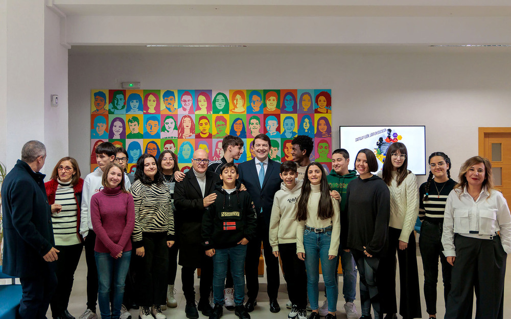 Fernández Mañueco, durante su visita al IES María de Molina de Zamora.