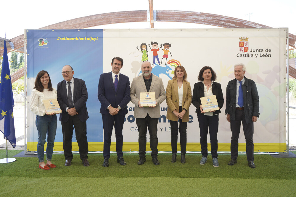 Los representantes de los colegios distinguidos, junto a las autoridades