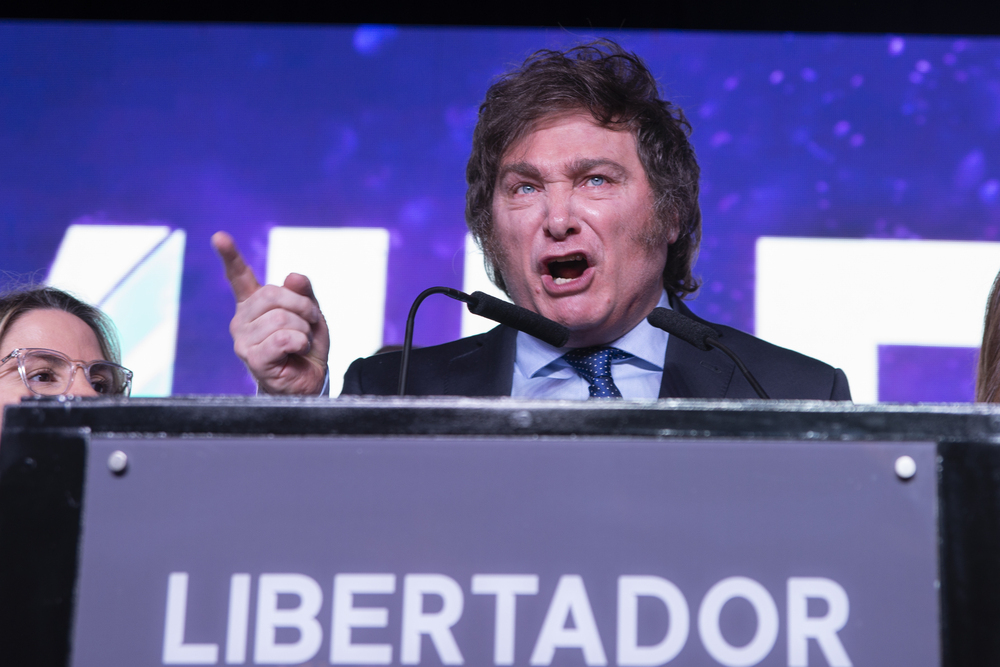 El economista ultraliberal Javier Milei habla durante un mitin tras conocer los resultados de las primarias.