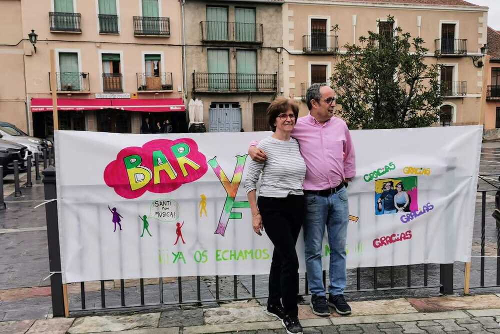 Casilda Arranz y Santos Yagüe, en el homenaje que les brindaron sus clientes y amigos.