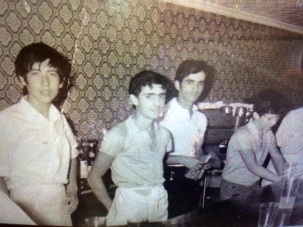 Santos Yagüe, en el bar en su época de juventud.