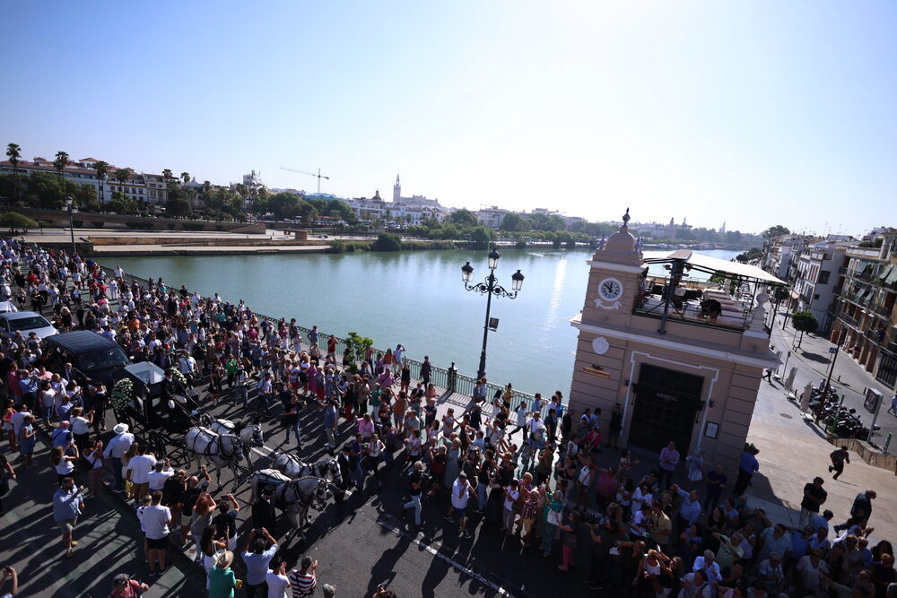 El coche de caballos que portaba el féretro con los restos mortales de María Jiménez a su paso por el Puente de Triana, en Sevilla.