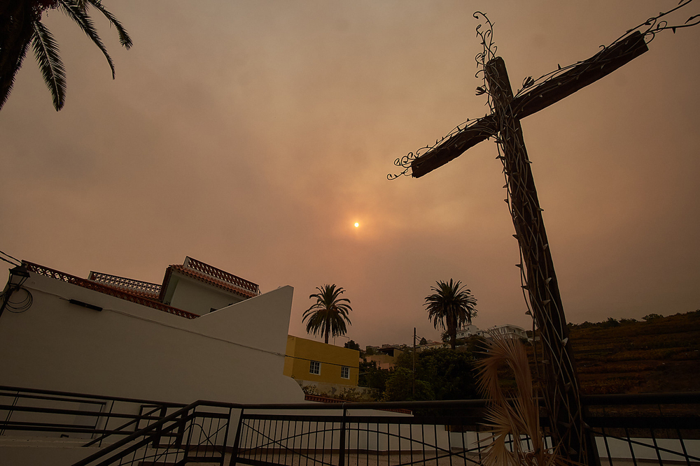 El incendio en Tenerife se agrava en la zona norte provocando nuevas evacuaciones  / EUROPA PRESS