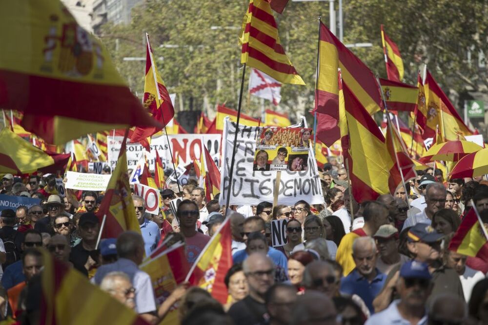 Manifestación contra la negociación con ERC y JxCat para la investidura  / MARTA PÉREZ