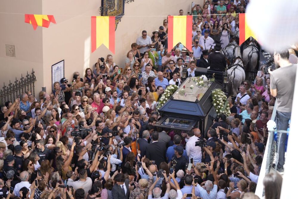 El féretro de María Jiménez recorre Sevilla   / JOAQUIN CORCHERO