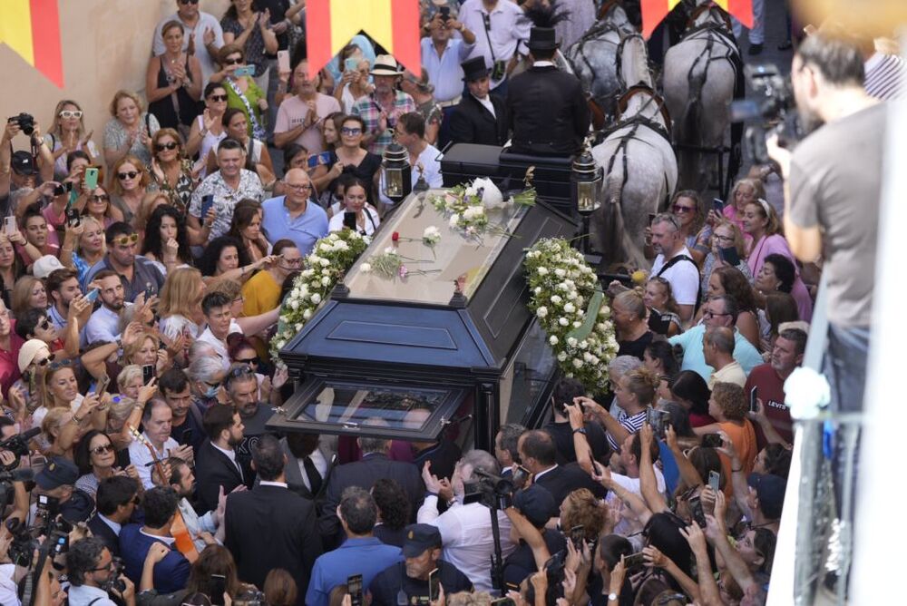 El féretro de María Jiménez recorre Sevilla   / JOAQUIN CORCHERO