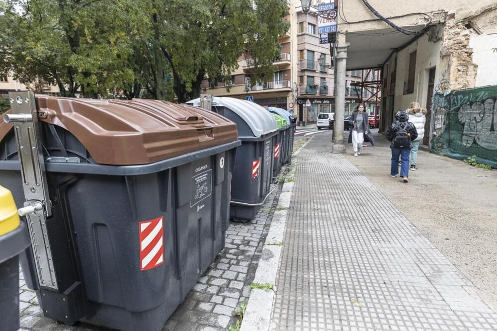 Depositar la basura orgánica en el cubo marrón se extiende hoy a cinco  municipios de Madrid
