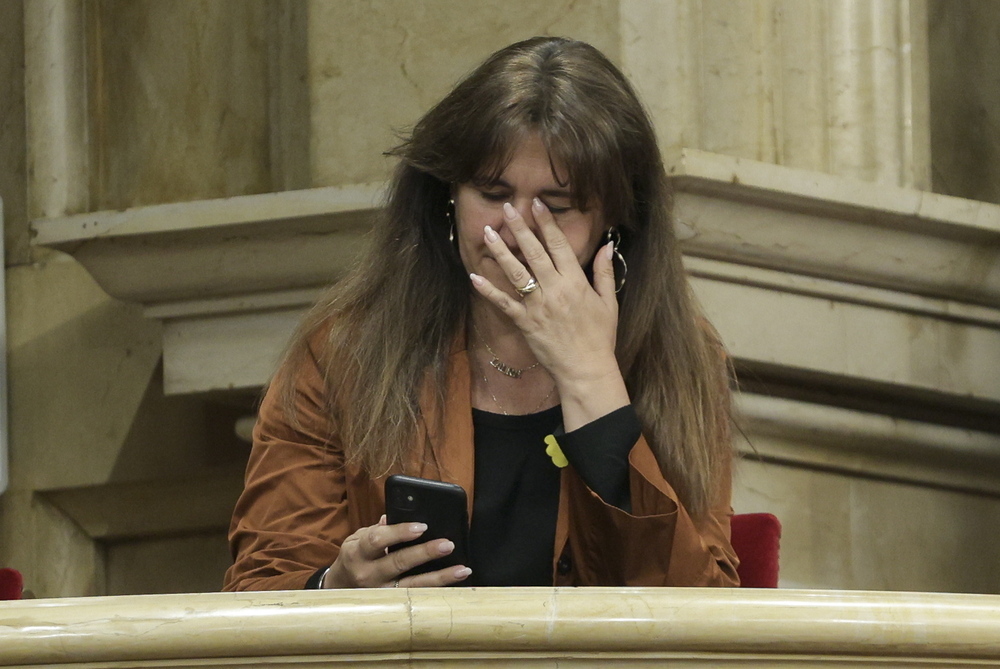 La ex presidenta del Parlament, Laura Borràs, asistió hoy a la sesión de control celebrada hoy en el pleno del Parlamento catalán, que también debatió las propuestas de reforma del reglamento de la cámara catalana, presentadas por PSC-Units y por ERC