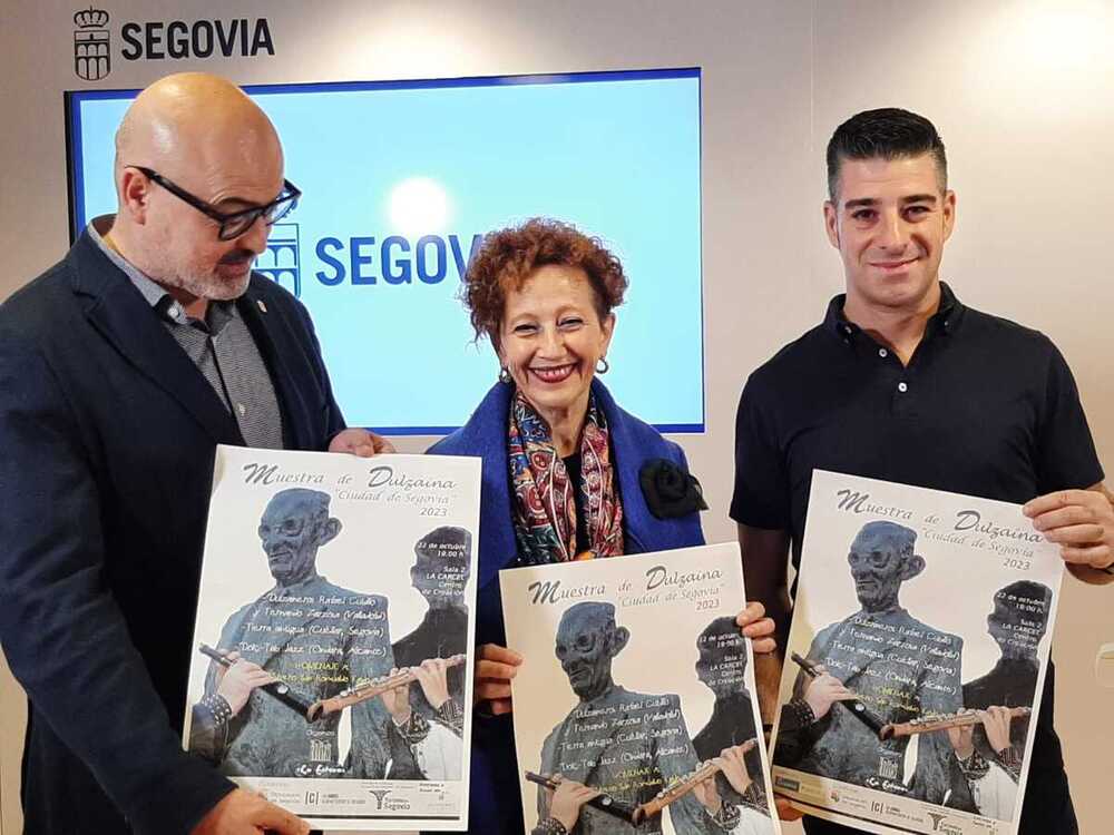 El concejal de Cultura, Juan Carlos Monroy, con la presidenta de La Esteva, Rosa Velasco y el coordinador de la Muestra, el dulzainero Miguel Monterrubio.