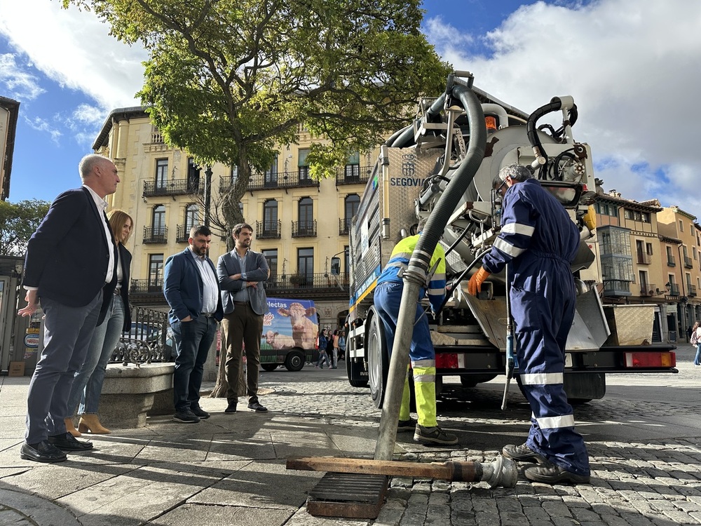 El alcalde, josé Mazarías, ha presentado el camión recuperado, acompañado del concejal de Sostenibilidad Ambiental, Gabriel Cobos y el responsable de FCC en Segovia.