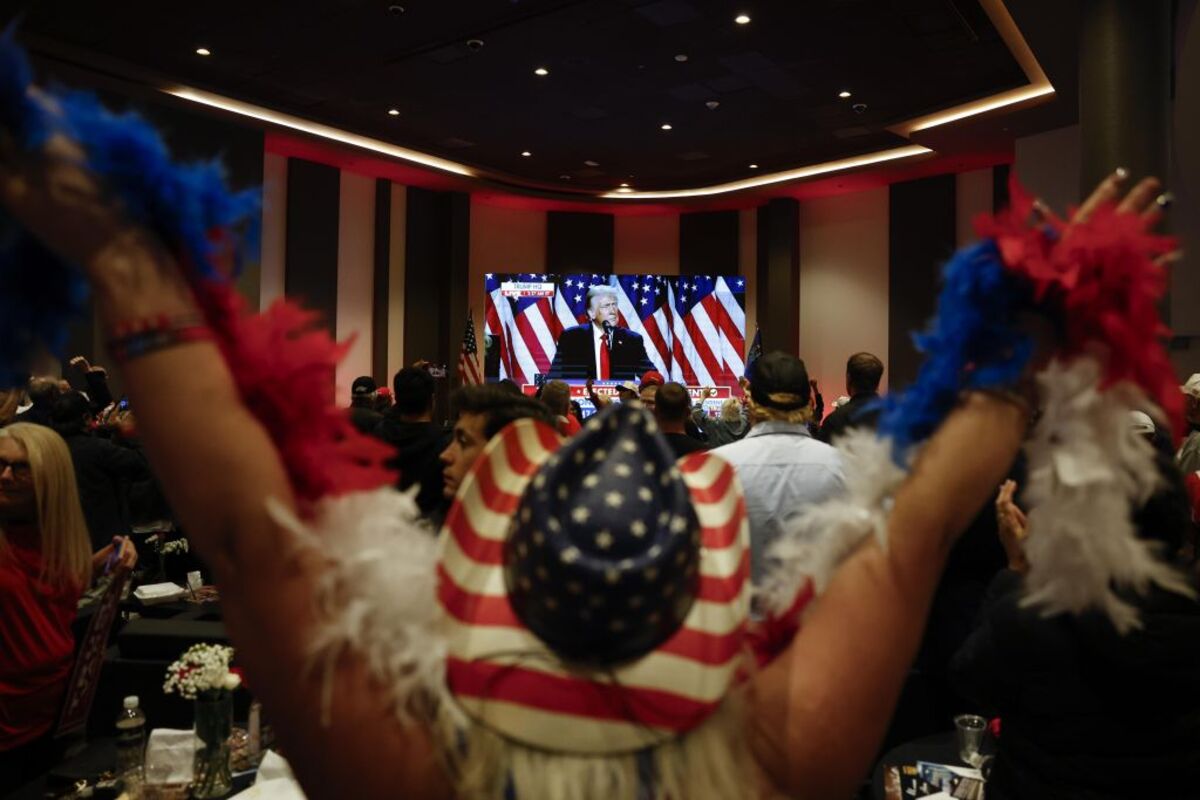 People wait for results of US 2024 presidential elections in Nevada  / CAROLINE BREHMAN