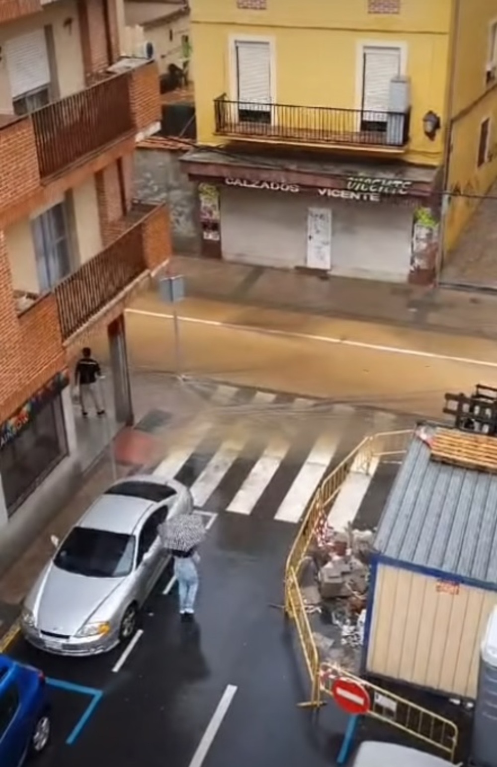 Imágenes captadas por vecinos de la calle de Blanca de Silos inundada por la tormenta del sábado 21 de septiembre. 