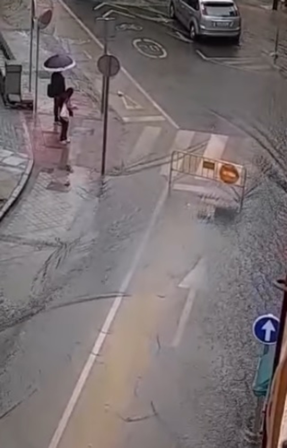 Imágenes captadas por vecinos de la calle de Blanca de Silos inundada por la tormenta del sábado 21 de septiembre. 