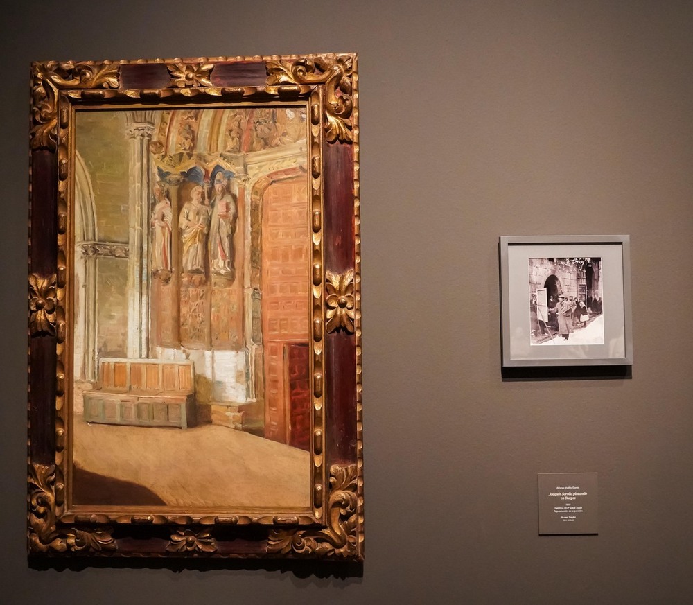 A la derecha fotografía de Sorolla pintando en Burgos con nieve en 1910, y a la izquierda interior de la Catedral de León 1903.